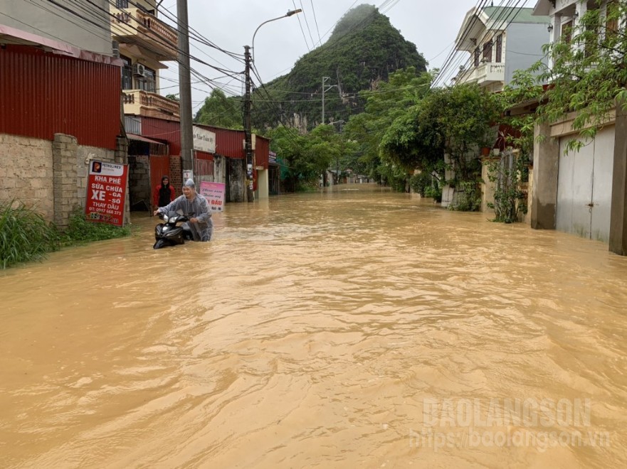 Mưa lớn gây ngập lụt tại đường Tam Thanh, thành phố Lạng Sơn