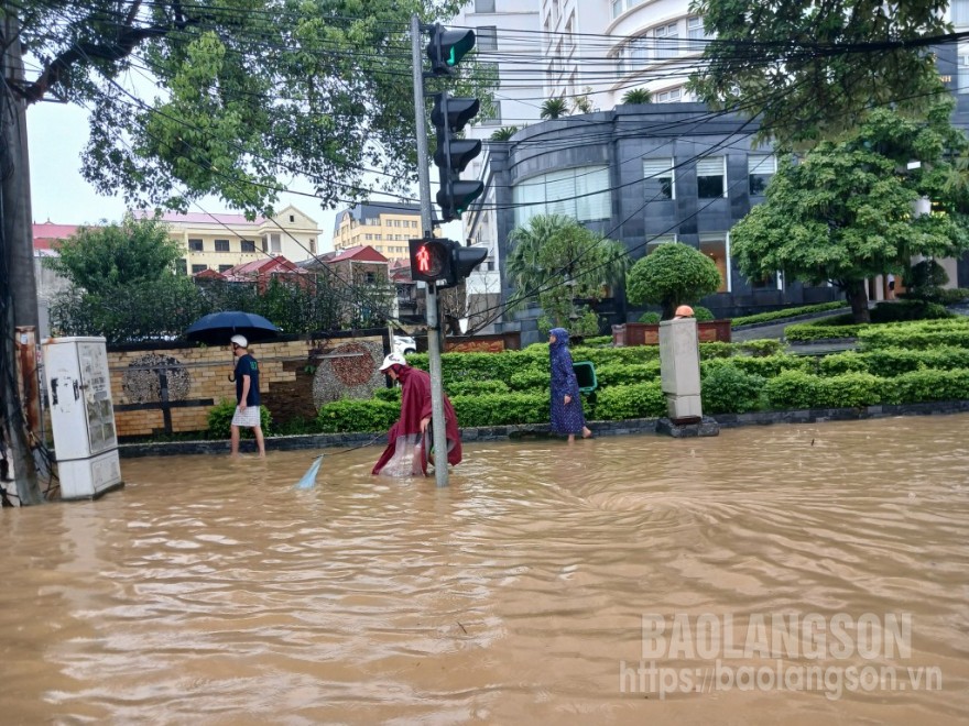 Mưa lớn gây ngập úng cục bộ tại khu vực phường Vĩnh Trại, thành phố Lạng Sơn