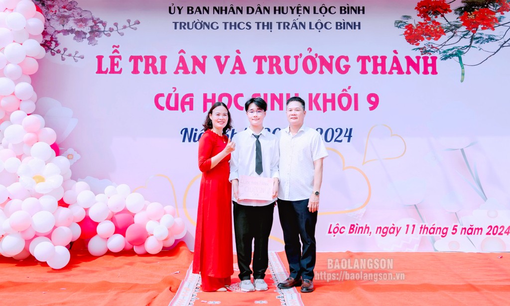 Em Hoàng Đình Văn chụp ảnh kỷ niệm cùng bố mẹ tại Lễ tri ân                 và trưởng thành của học sinh khối 9 năm học 2023-2024