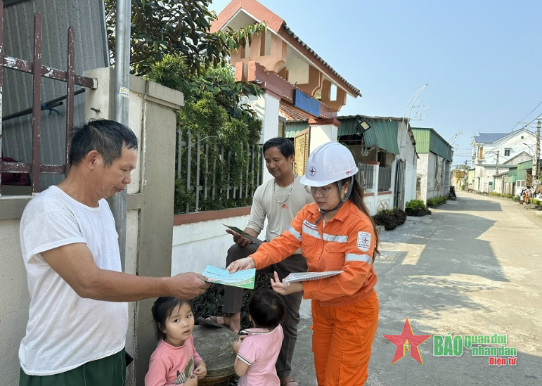  Công nhân Công ty Điện lực Hà Tĩnh tuyên truyền thực hành tiết kiệm điện tới người dân.