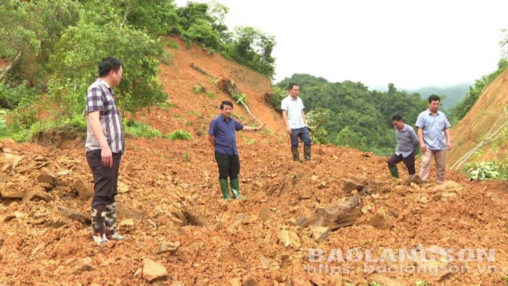 Đoàn công tác kiểm tra điểm sạt lở tại xã Tràng Các 