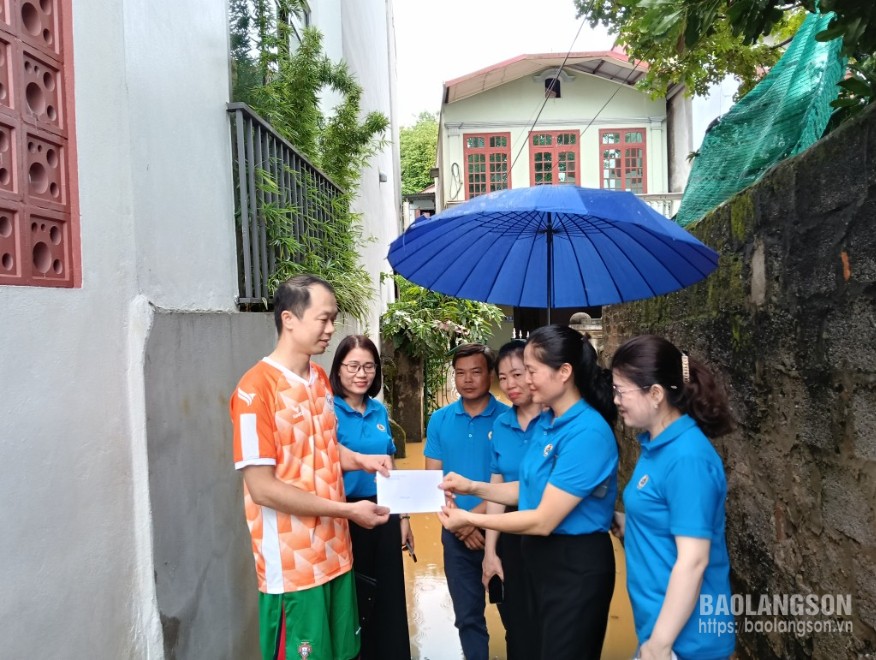 Đại diện Công đoàn cơ sở Trung tâm Y tế Cao Lộc thăm hỏi, trao kinh phí hỗ trợ cho đoàn viên Hoàng Đức Tỉnh