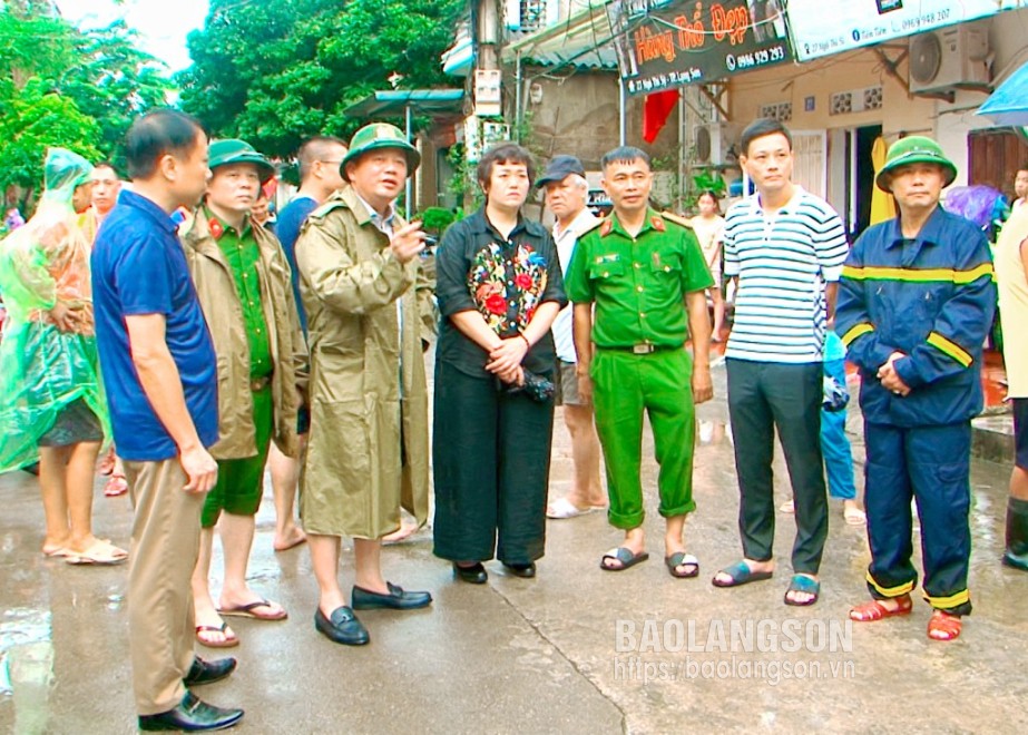 Đồng chí Đại tá Triệu Tuấn Hải - Phó Giám đốc Công an tỉnh trực tiếp đến hiện trường chỉ đạo cứu nạn, cứu hộ