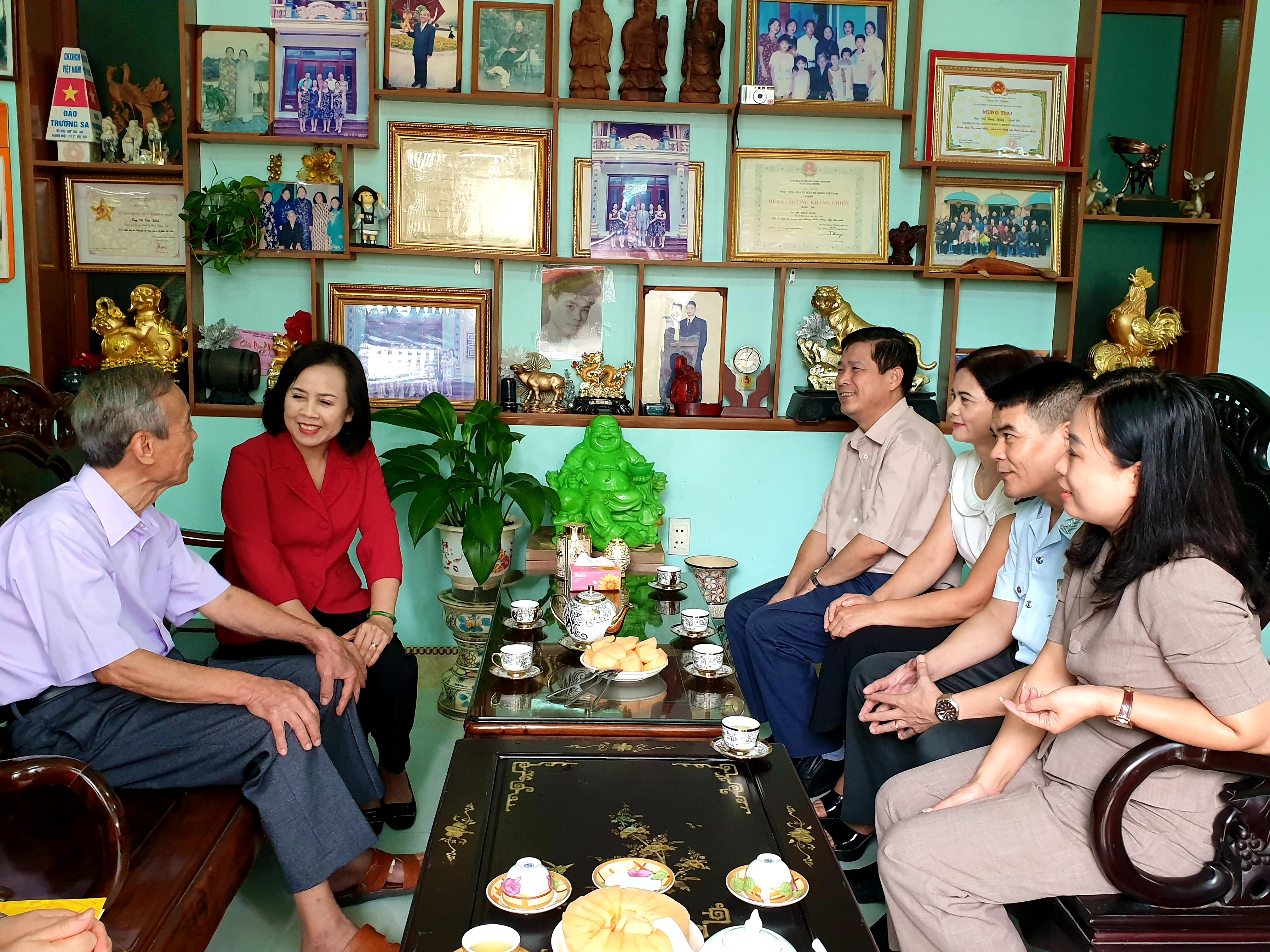 Đồng chí Chủ tịch HĐND tỉnh và đoàn công tác thăm hỏi, trò chuyện với thương binh Vũ Khôi, phường Hoàng Văn Thụ