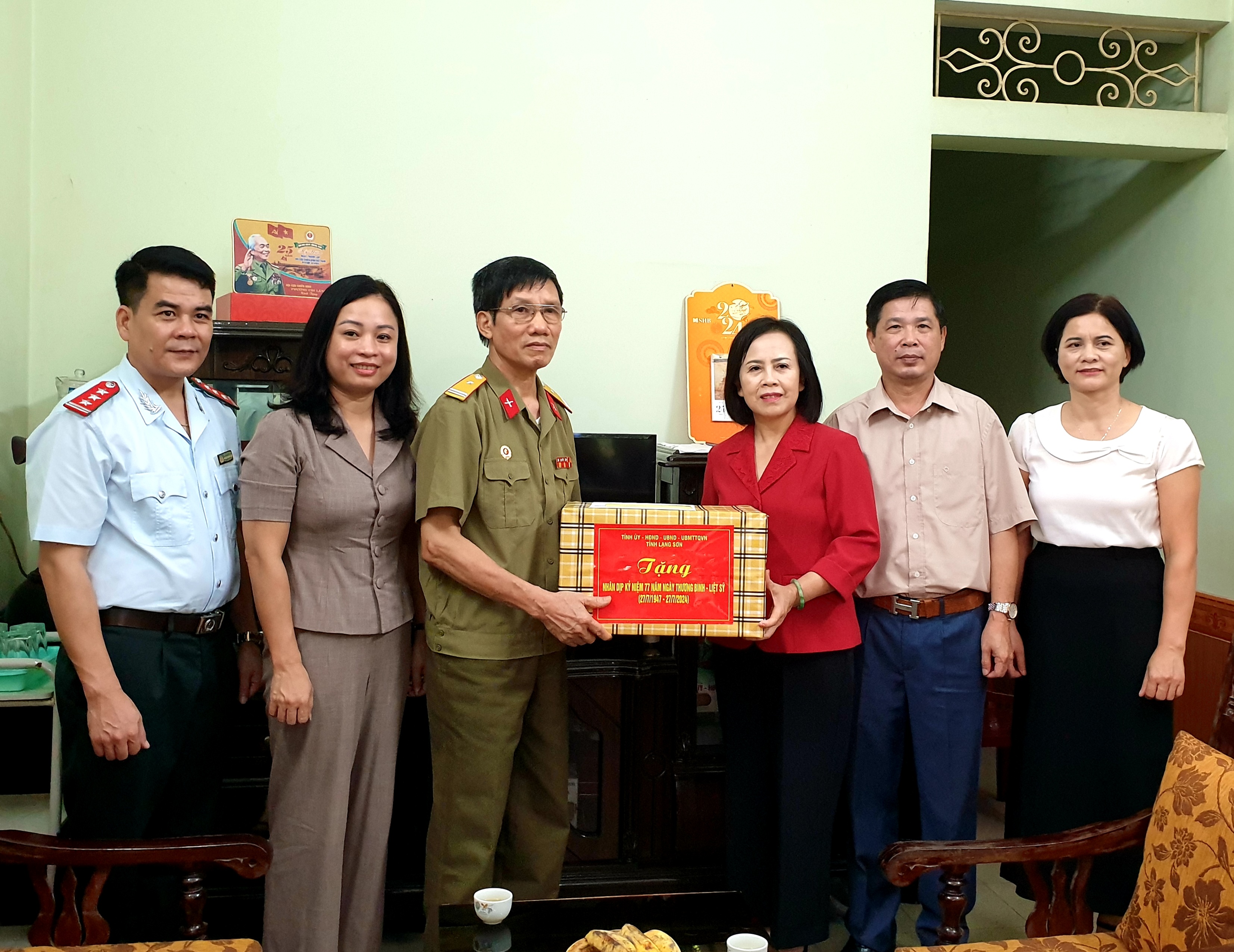 Đồng chí Chủ tịch HĐND tỉnh và đoàn công tác tặng quà thương binh Nguyễn Đăng Việt, phường Chi Lăng