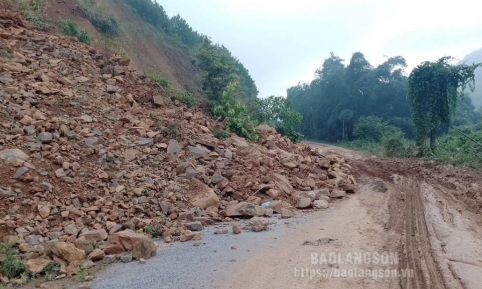 Sạt lở đất đá gây cản trở giao thông tại thôn Nà Pàn, xã Hoa Thám, huyện Bình Gia