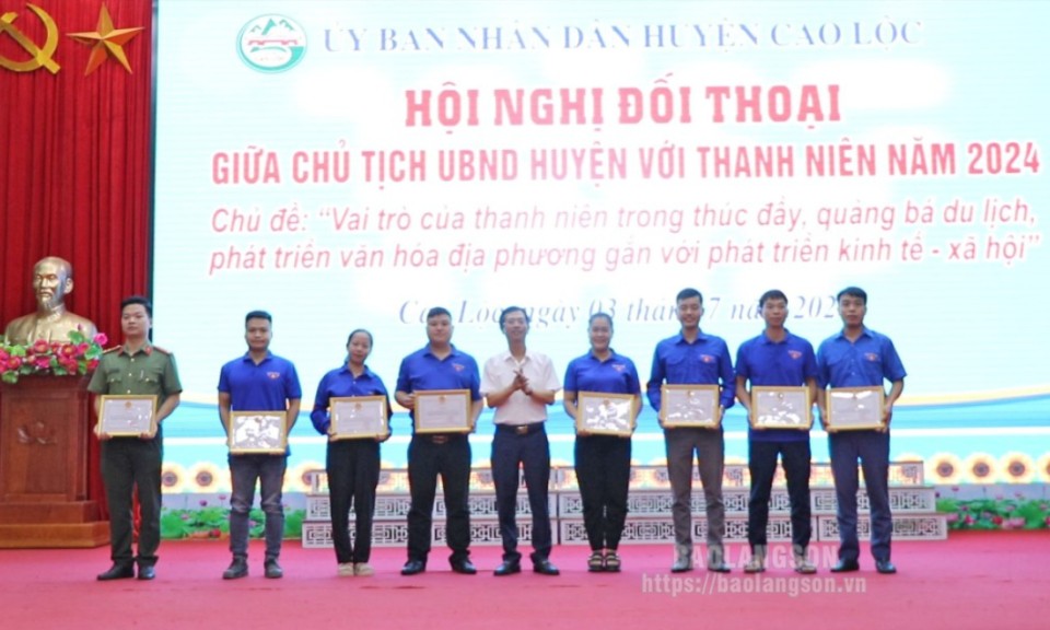 Chủ tịch UBND huyện Cao Lộc đối thoại với thanh niên về chủ đề phát triển du lịch