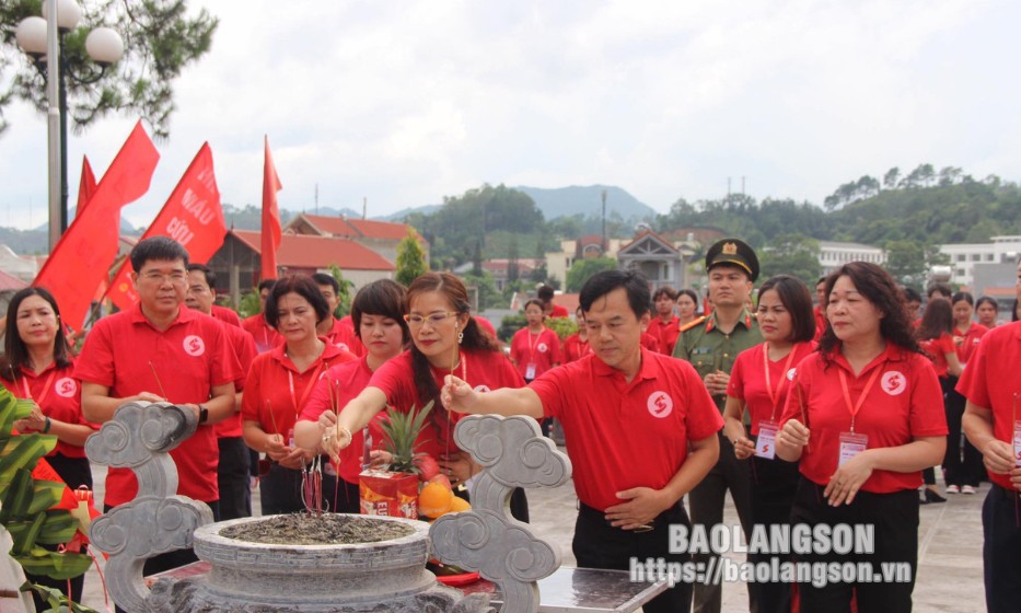 Dâng hương và diễu hành tuyên truyền Hành trình đỏ Lạng Sơn năm 2024