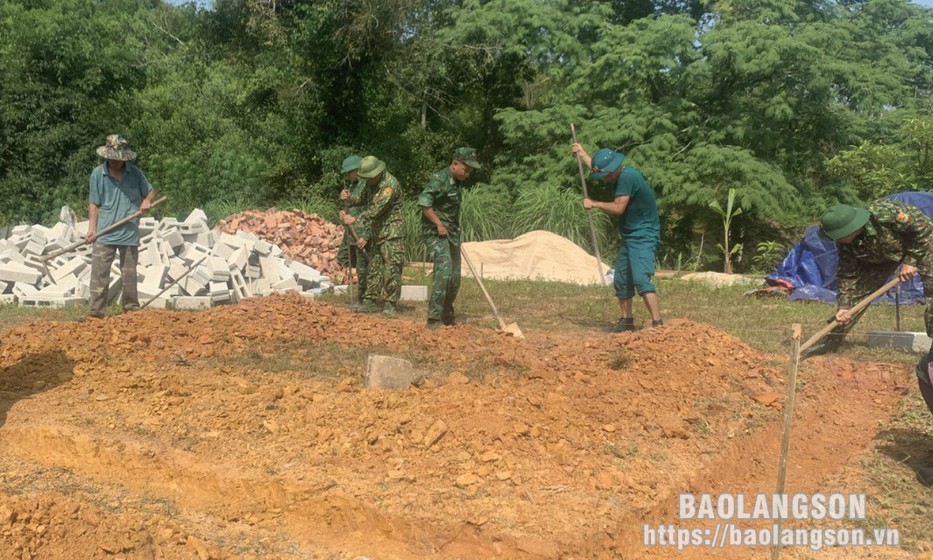 Đồn Biên phòng Na Hình khởi công xây dựng xóa nhà tạm cho gia đình hoàn cảnh khó khăn