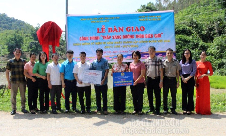 Cụm thi đua số 4, Công đoàn Viên chức tỉnh: Bàn giao công trình “Thắp sáng đường thôn biên giới”