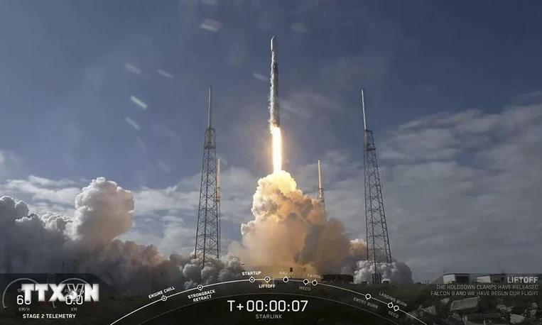 Mỹ đình chỉ phóng tên lửa Falcon 9 sau vụ nổ trong không gian