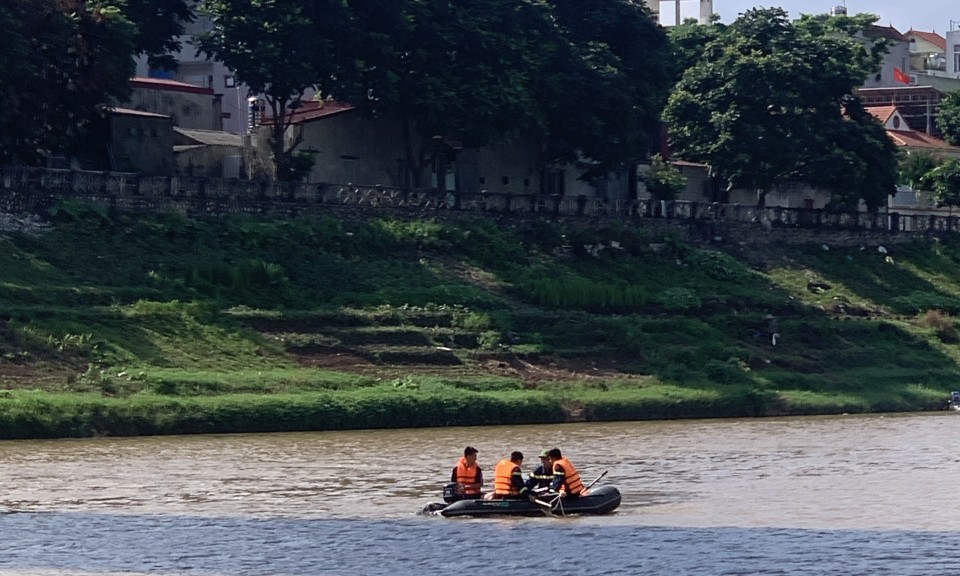  Tìm thấy thi thể người đàn ông nhảy cầu Đông Kinh xuống sông Kỳ Cùng