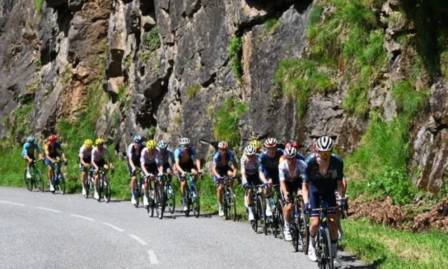 Một số tay đua dự Tour de France phải dừng thi đấu do nhiễm COVID-19