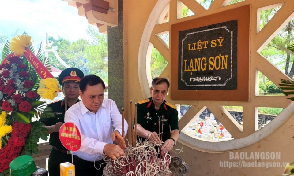 Đoàn đại biểu tỉnh Lạng Sơn dâng hương, viếng mộ liệt sĩ tại các nghĩa trang liệt sĩ, di tích quốc gia