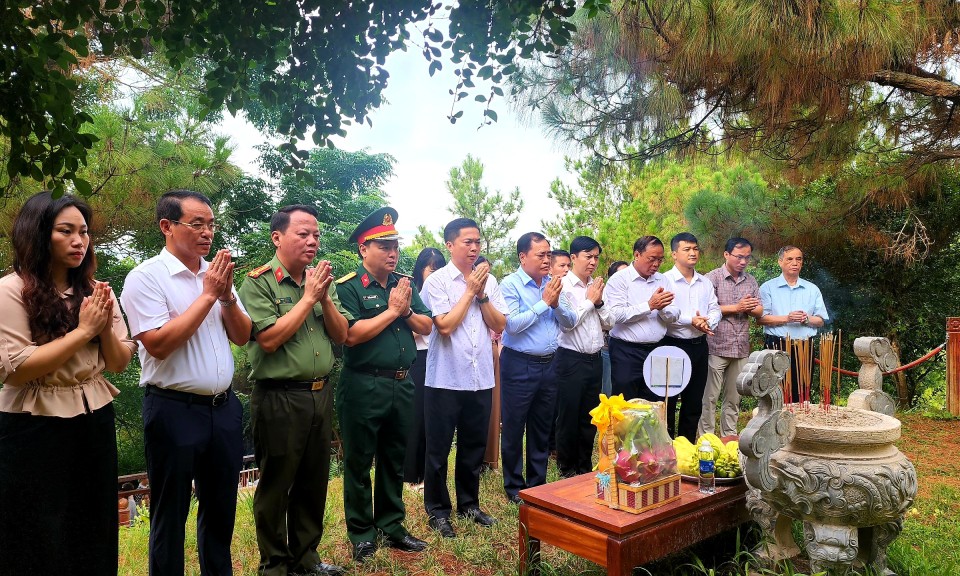 Đoàn đại biểu tỉnh Lạng Sơn dâng hương, viếng mộ Đại tướng Võ Nguyên Giáp