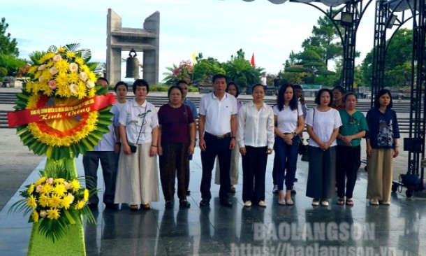 biểu thành phố Lạng Sơn dâng hương tưởng niệm các Anh hùng liệt sĩ tại 3 tỉnh Quảng Trị, Quảng Bình và