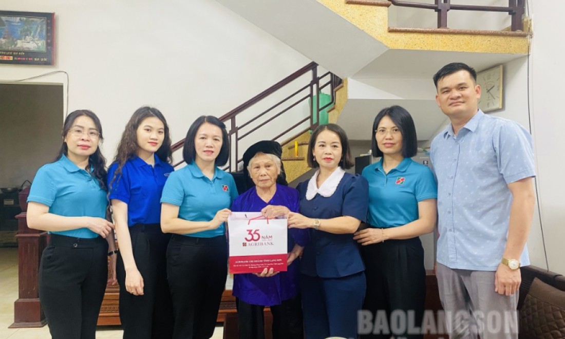 Đảng bộ Agribank Lạng Sơn tặng quà, tri ân gia đình chính sách, người có công 