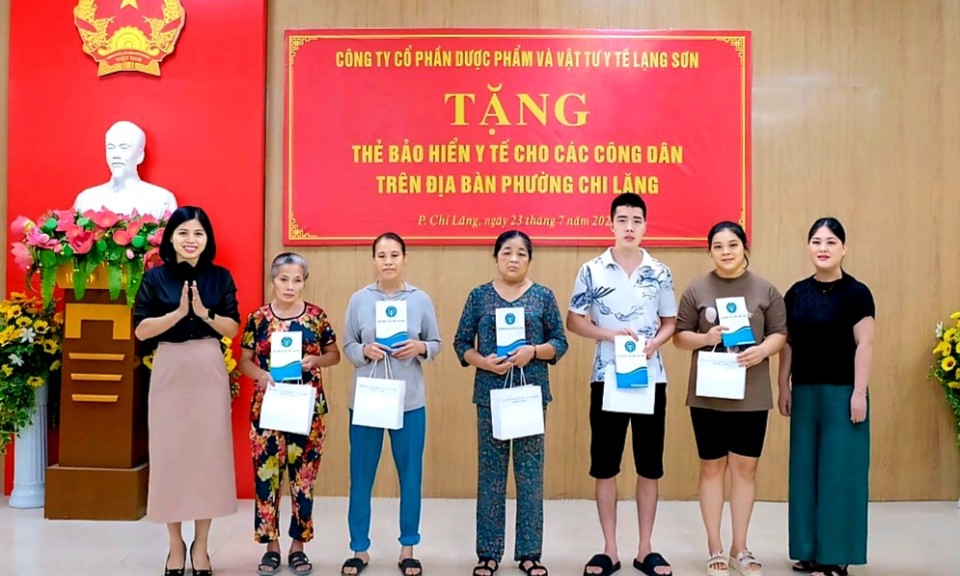 Trao tặng thẻ bảo hiểm y tế cho 47 người dân có hoàn cảnh khó khăn trên địa bàn thành phố Lạng Sơn