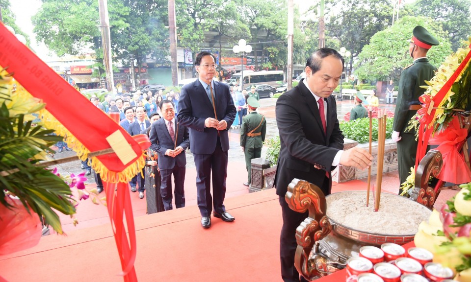 Đoàn đại biểu của tỉnh và thành phố Lạng Sơn dâng hương kỷ niệm 77 năm ngày Thương binh- Liệt sĩ