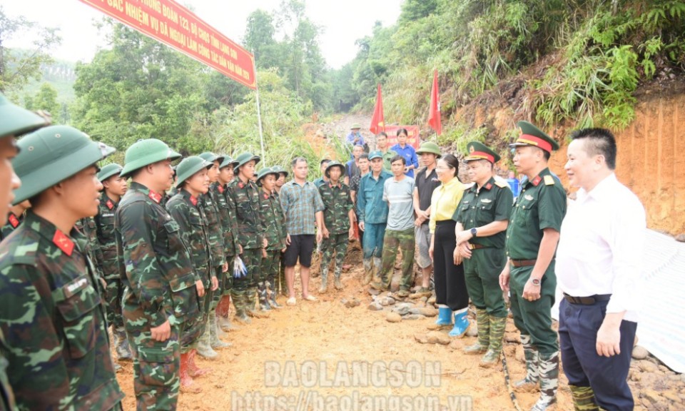 Đoàn công tác của Ban Dân vận Tỉnh ủy: Thăm, động viên bộ đội giúp dân làm đường ở huyện Lộc Bình