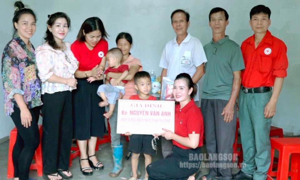 Bàn giao nhà tình thương cho hoàn cảnh đặc biệt khó khăn tại huyện Lộc Bình