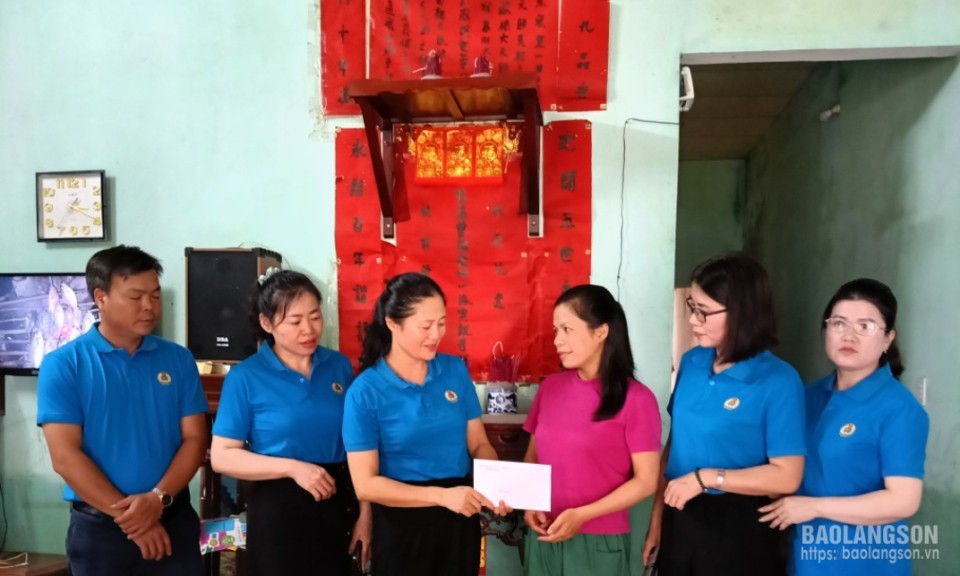 Trung tâm Y tế Cao Lộc  Trao kinh phí hỗ trợ người lao động bị ảnh hưởng bởi mưa lớn kéo dài