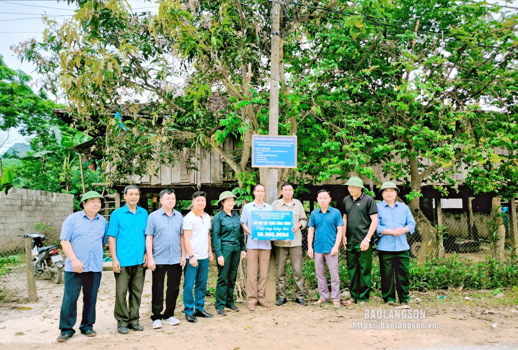 Đại diện một số công đoàn cơ sở trên địa bàn trao biểu trưng kinh phí hỗ trợ công trình 