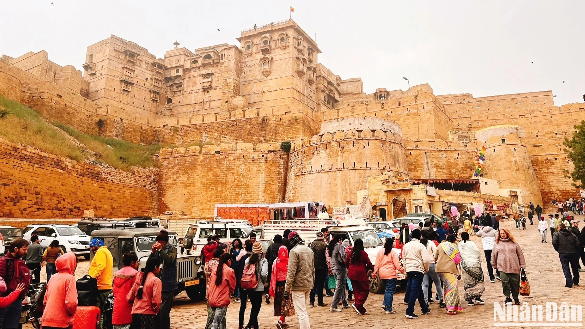 Trung tâm Jaisalmer và cũng là khởi nguồn của thành phố này là Pháo đài Jaisalmer (Jaisalmer Golden Fort), một tổ hợp phức tạp nằm trên đồi cao gồm cung điện, thánh đường và các dinh thự tư nhân được bao quanh bởi tường thành và các tháp canh, được xây dựng từ năm 1156 dưới thời vua Rawal Jaisal. Sau 9 thế kỷ, Pháo đài Jaisalmer vẫn nguy nga, vững chãi với các kết cấu chính còn khá nguyên vẹn và nằm trong số những pháo đài lớn nhất thế giới, thu hút hàng triệu lượt du khách ghé thăm mỗi năm.