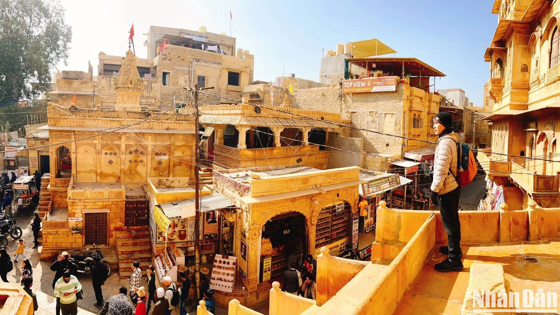 Ngày nay, phía sau những bức tường vàng lộng lẫy, Pháo đài Jaisalmer chứa hàng trăm ngôi đền, bảo tàng, xưởng thủ công, nhà trọ, quán cà-phê, cửa hàng... Năm 2013, thành cổ này được UNESCO công nhận là Di sản văn hóa thế giới. Ngoài danh hiệu “pháo đài sa mạc cổ nhất thế giới”, đây còn là “pháo đài sống” độc nhất vô nhị vì luôn có người định cư, sinh hoạt bên trong qua nhiều thế hệ.