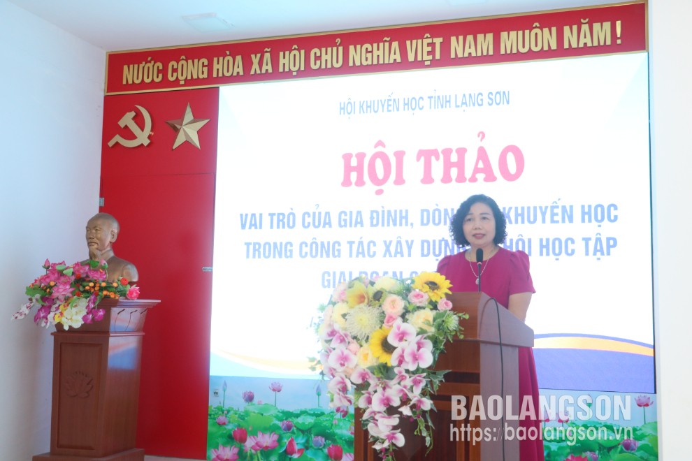 Lãnh đạo Hội Khuyến học tỉnh phát biểu tại hội thảo