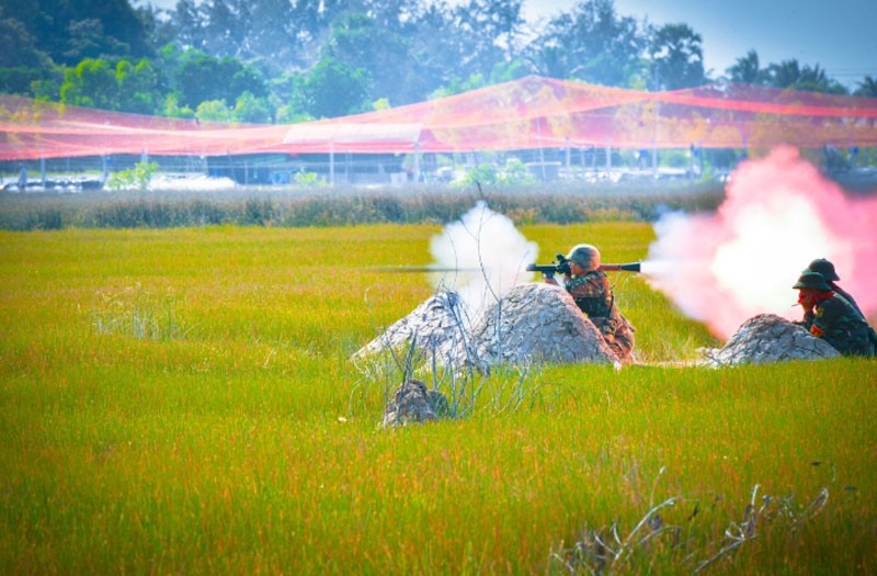 Chiến sĩ Trung đoàn 893 (Bộ CHQS tỉnh Kiên Giang) thực hành bắn kiểm tra kỹ thuật. Ảnh: PHƯƠNG VŨ 