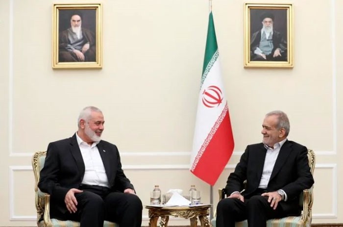 Tổng thống Iran Masoud Pezeshkian (bên phải) trao đổi cùng thủ lĩnh Hamas Ismail Haniyeh trong cuộc gặp ngày 30-7, tại Văn phòng Tổng thống ở Tehran. Ảnh: AP 