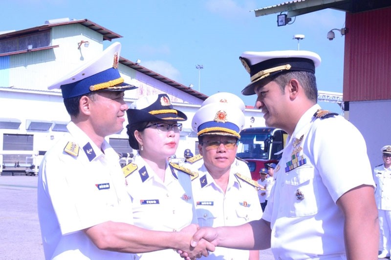 Trung tá Faren, Chánh thanh tra Hải quân Hoàng gia Brunei tới chào Đại tá Nguyễn Đình Giảng và đoàn công tác. 