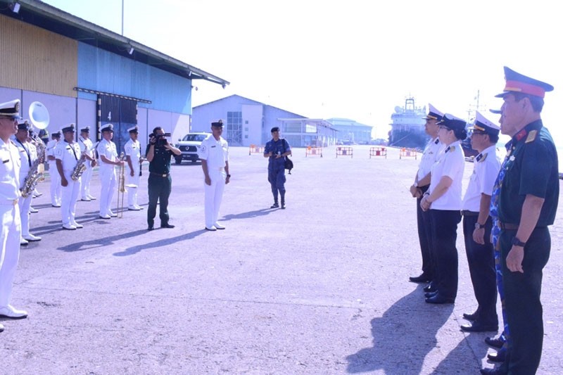  Thay mặt đoàn công tác, Đại tá Nguyễn Đình Giảng gửi lời cảm ơn tới các thủy thủ, sĩ quan Hải quân Hoàng gia Brunei.