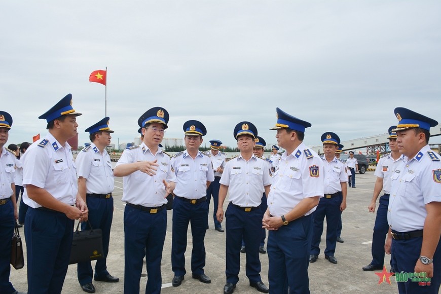 Trung tướng Bùi Quốc Oai cùng đoàn công tác kiểm tra, rà soát các mặt công tác chuẩn bị cho chương trình giao lưu. 