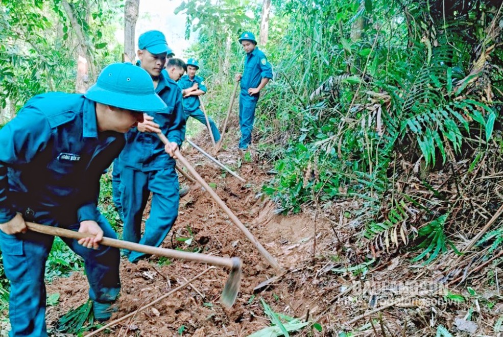 Lực lượng dân quân xã Tam Gia, huyện Lộc Bình triển khai các biện pháp                 khắc phục bước đầu điểm nguy cơ sạt lở ở thôn Còn Chè, xã Tam Gia