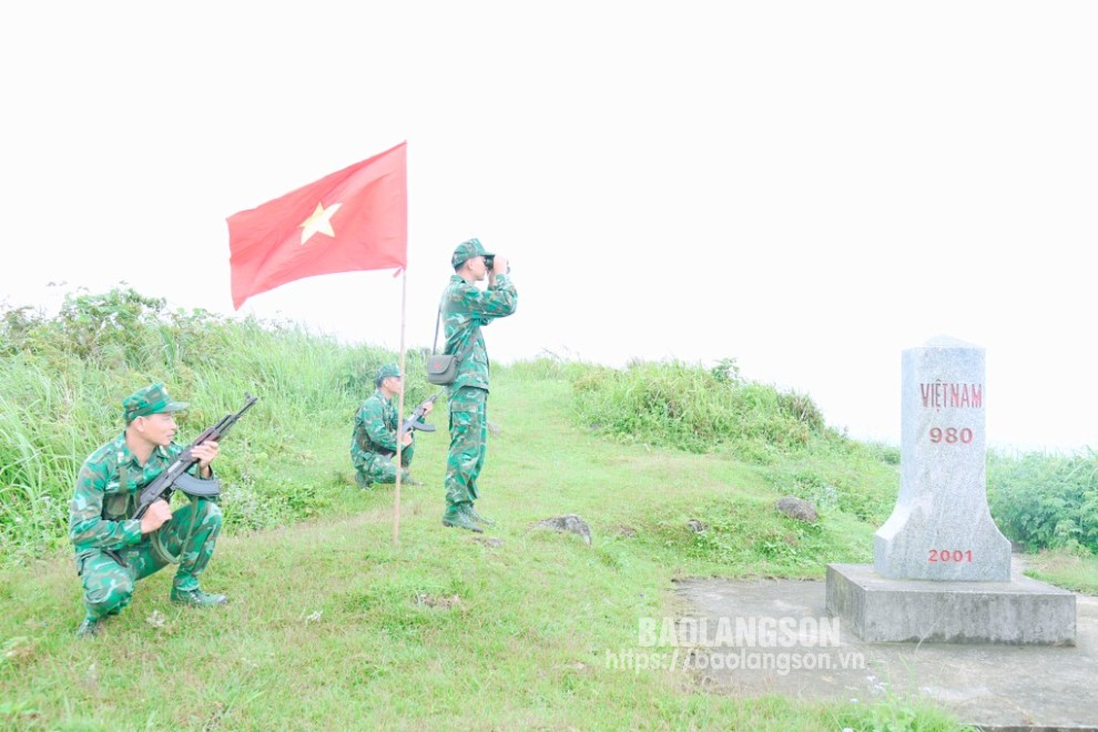 Cán bộ, chiến sĩ Đồn Biên phòng Pò Mã, Bộ đội Biên phòng tỉnh quan sát  biên giới