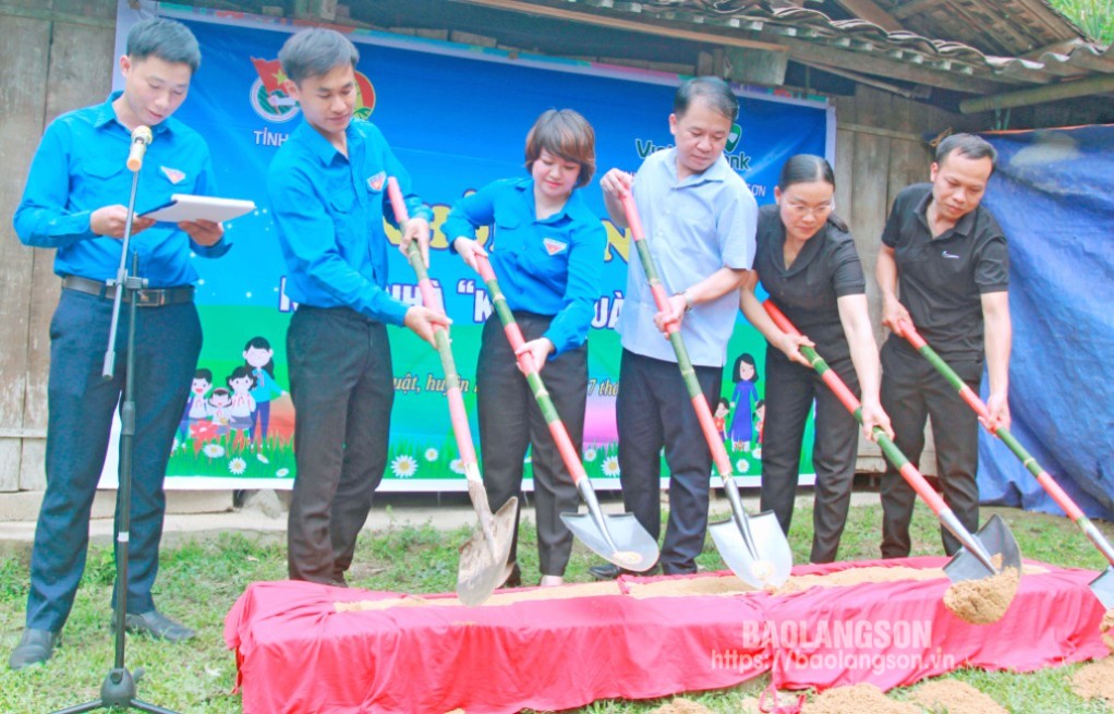 Lãnh đạo Hội LHTN tỉnh và đại diện các cơ quan, đơn vị, khởi công xây dựng nhà ở mới cho học sinh có hoàn cảnh khó khăn tại xã Thiện Thuật,  huyện Bình Gia