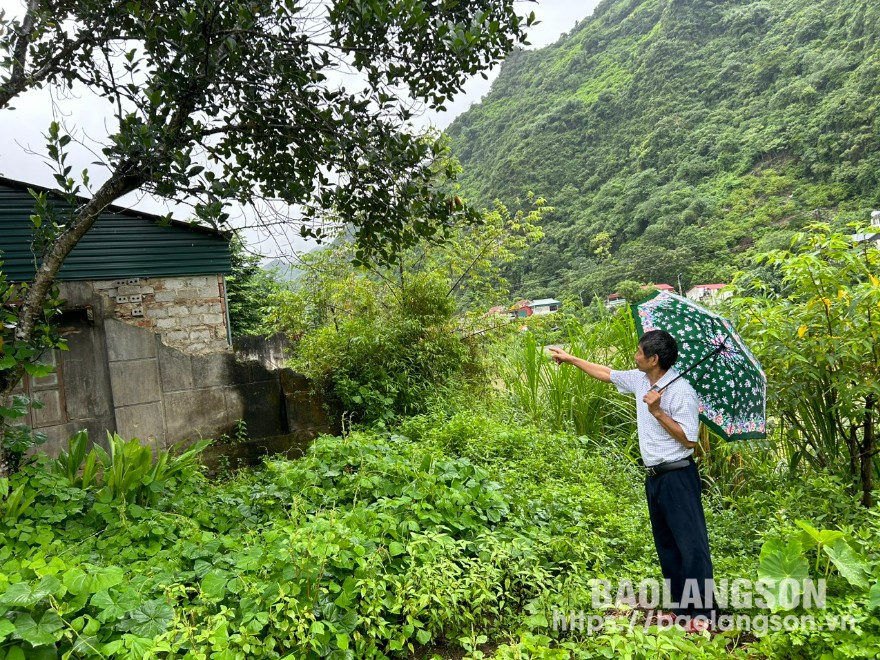 Người dân tại khu Ga Nam, thị trấn Đồng Mỏ bị sạt nhà do ảnh hưởng từ việc sạt lở bên bờ sông Thương