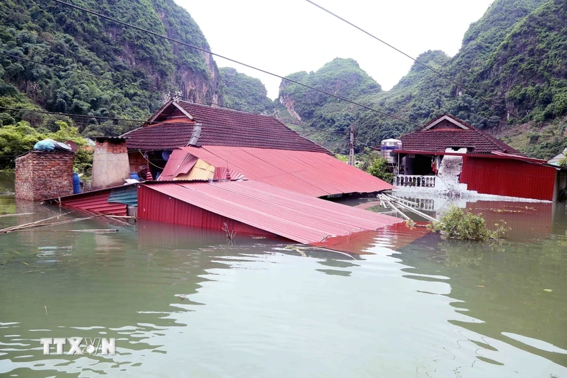 Nước ngập sâu tại bản Phiêng Nghè, xã Chiềng Đen. (Ảnh: Quang Quyết/TTXVN)