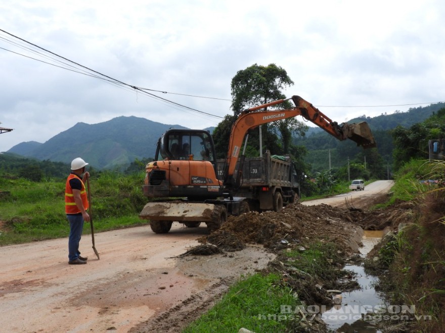 đơn vị quản lý đường bộ khơi thông rãnh thoát nước tại vị trí ngập úng cục bộ tại đường tỉnh Na Dương-Xuân Dương