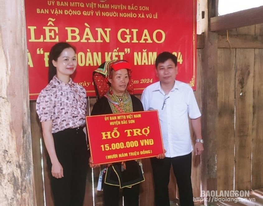 Ủy ban MTTQ huyện Bắc Sơn trao biểu trưng hỗ trợ kinh phí làm nhà cho gia đình