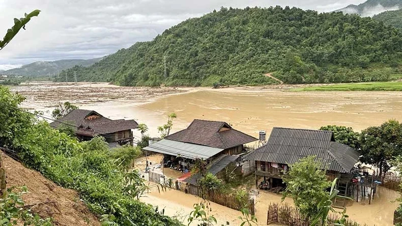 Hàng chục ngôi nhà của người dân bản Lĩnh, bản Mường Pồn (Điện Biên) ngập trong biển nước do ảnh hưởng của mưa lũ trong bão số 2. (Ảnh: LÊ LAN)