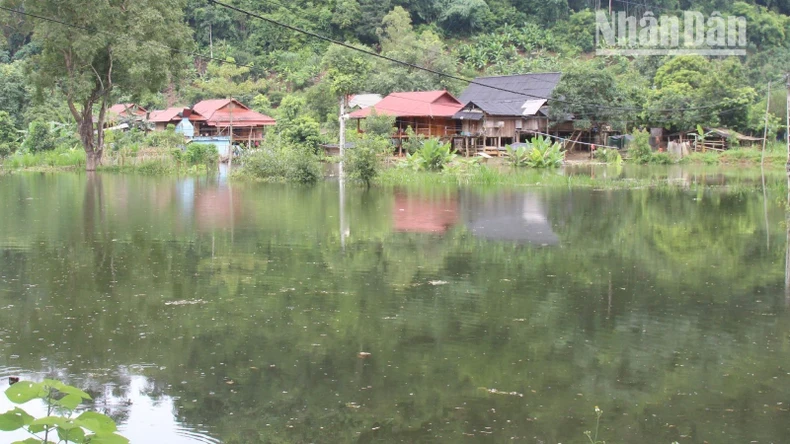 Đến thời điểm này, tại địa bàn thành phố Sơn La vẫn còn nhiều hộ dân có nhà ở bị ngập trong nước.