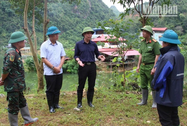 Đồng chí Chủ tịch Ủy ban nhân dân tỉnh Sơn La kiểm tra tình hình bị ngập úng tại bản Phiêng Nghè, xã Chiềng Đen, thành phố Sơn La.