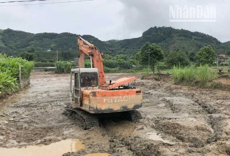 Tỉnh Sơn La cũng đã chỉ đạo các lực lượng, huyện, thành phố huy động máy móc, nhân lực để khắc phục thiệt hại do mưa, lũ gây ra.