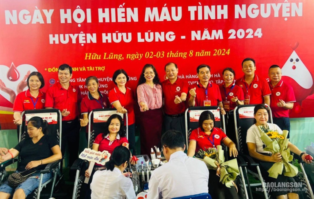 Lãnh đạo Hội Chữ thập đỏ tỉnh cùng các thành viên Ban chỉ đạo vận động hiến máu tình nguyện huyện Hữu Lũng thăm, động viên người hiến máu tại chương trình