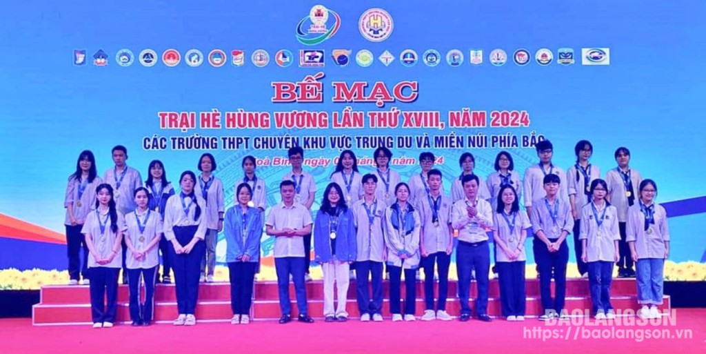 
Học sinh Trường THPT chuyên Chu Văn An, Lạng Sơn (hàng đầu, thứ 7 từ trái sang) nhận Huy chương Vàng môn tiếng Trung
