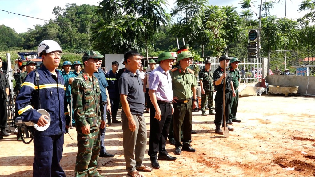 Đồng chí Hồ Tiến Thiệu, Phó Bí thư Tỉnh ủy, Chủ tịch UBND tỉnh cùng các đơn vị liên quan có mặt tại hiện trường để chỉ đạo khắc phục sạt lở đất