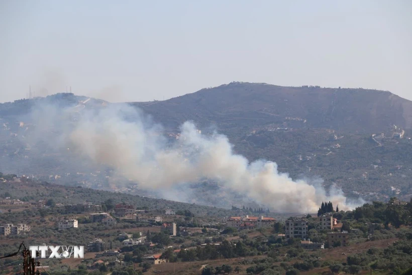 Khói bốc lên sau cuộc tấn công của Israel xuống Kafr Kila, Liban, ngày 29/7/2024. (Ảnh: THX/TTXVN)